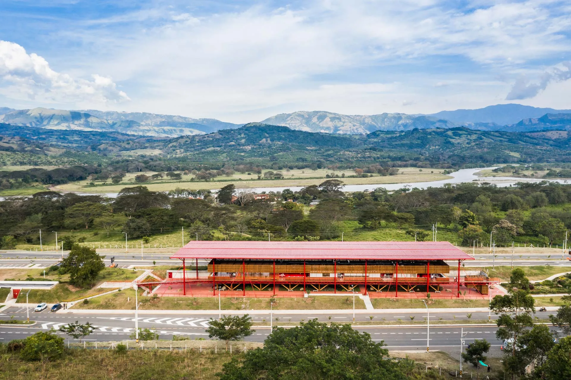 El edificio del CDA Pacífico 2 en diálogo con el paisaje seco del Suroeste antioqueño.